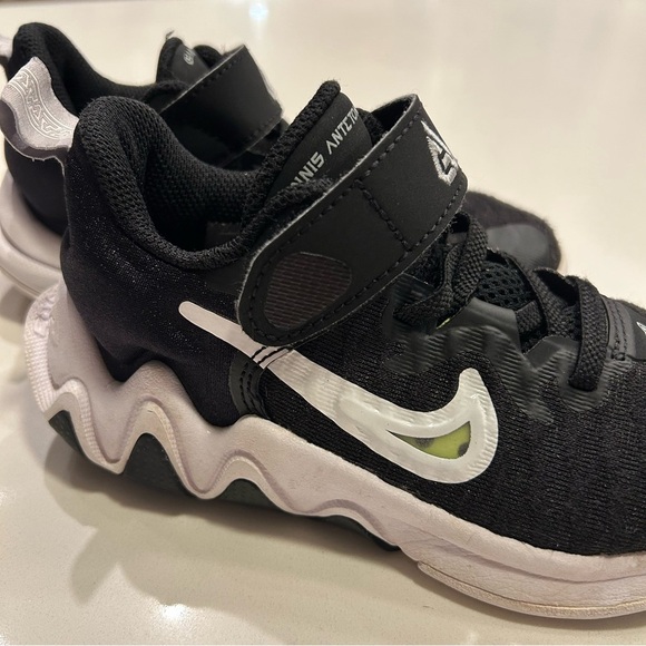 Nike Kids Giannis Immortality Black and White Sneakers, size 11C - Picture 3 of 5